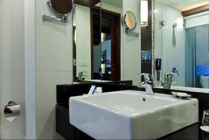Windsor Rajadhani Hotel Thiruvananthapuram Ngoại thất bức ảnh