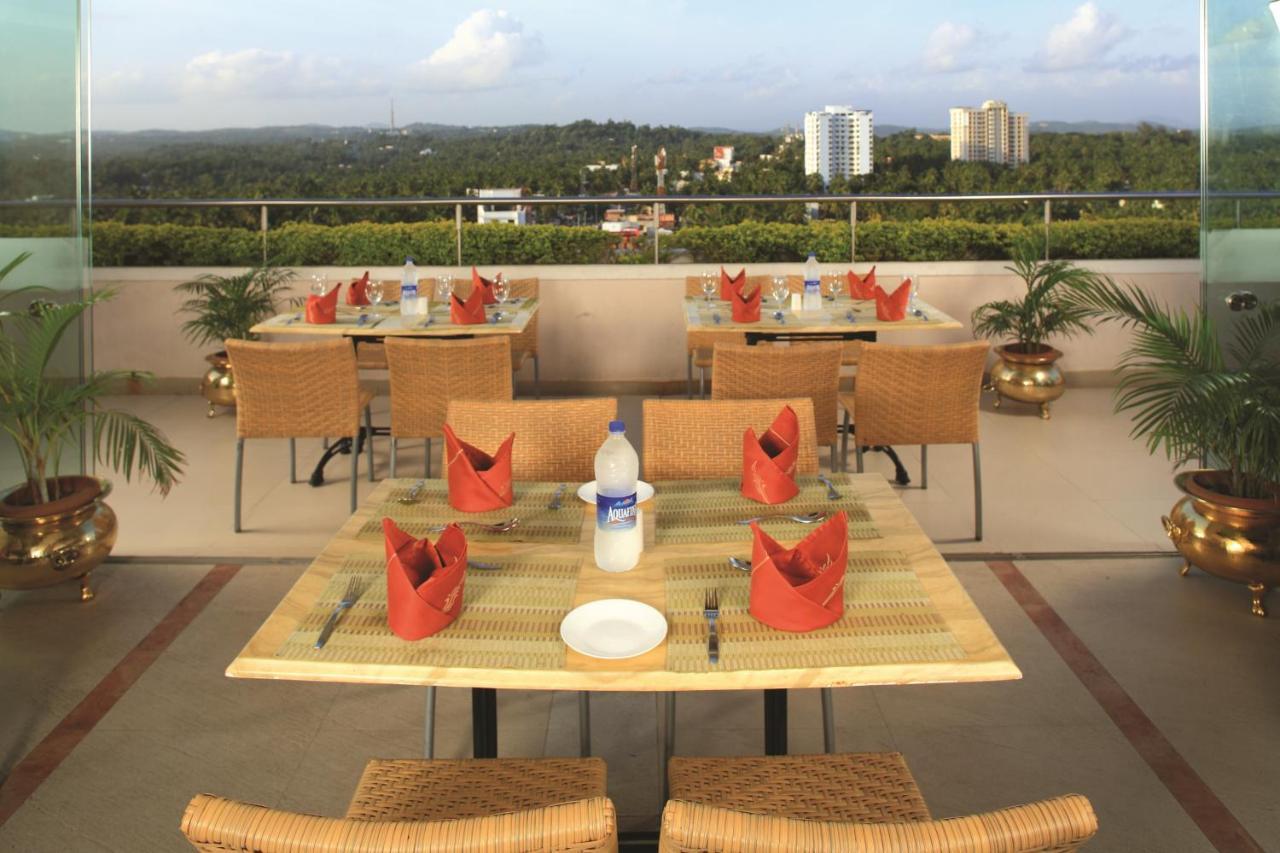 Windsor Rajadhani Hotel Thiruvananthapuram Ngoại thất bức ảnh