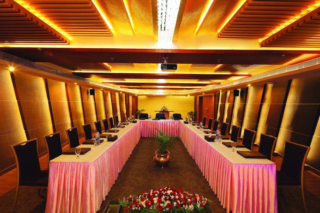 Windsor Rajadhani Hotel Thiruvananthapuram Ngoại thất bức ảnh